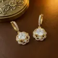 Elegante, goldfarbene, drehbare Blumenohrringe mit funkelnden Zirkoniasteinen für Damen. - Ohrringe (E2031) / Gold