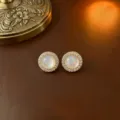 Elegante goldene Ohrstecker mit Opal-ähnlichem Edelstein und Zirkon-Umrandung - Ohrringe (E0006--1) / Gold