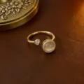 Eleganter goldener verstellbarer offener Ring mit opalartigem Stein und Zirkonia - Ring (J0008--1) / Gold