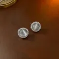 Elegante silberfarbene runde Katzenaugenstein-Ohrstecker mit funkelndem Zirkonia-Lichtkranz - Ohrringe (E0006--2) / Stahlfarben