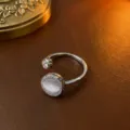 Eleganter silberner offener Ring mit schimmerndem Katzenaugenstein und Zirkon-Details. - Ring (J0008--2) / Stahlfarben
