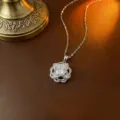 Eleganter, drehbarer Blumenanhänger mit großem Zirkonia-Stein an einer silberfarbenen Kette - Halskette (X0065) / Stahlfarben