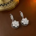 Elegante silberne Blumen-Ohrhänger mit funkelndem, rotierendem Zirkon-Design - Blumenohrstecker (E2021) / Silber