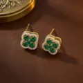 Vergoldete Ohrstecker in Kleeblattform mit grünen Steinen und Zirkonia - Smaragd-Zirkonia-Ohrstecker (E1510) / Gold