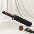 Vista dettagliata dell'ombrello creativo con impugnatura a spada katana e custodia nera - Manico Rosso