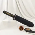 Vista dettagliata dell'ombrello pieghevole nero con impugnatura realistica a spada katana - Impugnatura Dorata