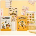 Carnets mignons avec illustrations de dessins animés et fermeture à boucle en jaune - Les Rêves de Betty (Style Aléatoire) / Paquet Unique / Jaune lait