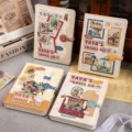 Gros plan de quatre journaux de voyage illustrés avec boucles magnétiques. - Le Merveilleux Voyage de Yaya (Style Aléatoire) / Paquet Unique / Brun Vintage