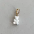 Dettaglio ravvicinato di un orecchino a cerchio con orsetto bianco e zirconi scintillanti - Stile Orso / Pezzo Singolo / Bianco