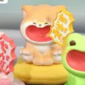 Cute Shiba Inu screaming desktop figurine ornament with yellow base for gift decoration - Fighting Shiba (D) / Yellow