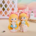 Gros plan de deux figurines de filles avec oreilles de lapin pour une décoration de bureau - Ensemble de Deux Filles / Figurines décoratives