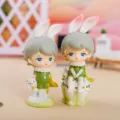 Gros plan de figurines de garçon et fille de la forêt enchantée avec des oreilles de lapin - Ensemble de Deux Garçons / Figurines décoratives