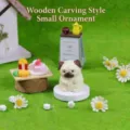 Süße Mops-Hundefigur aus Harz, Miniatur-Ornament auf künstlicher Graslandschaft - Dekofiguren / Mops Welpe