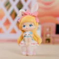 Vue détaillée d'une figurine de fille de conte avec oreilles de lapin rose - Fille Assise / Figurines décoratives