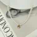 Κομψό λευκό μαργαριταρένιο κολιέ με ημιδιαφανές μενταγιόν σε χρυσό πλαίσιο - Κιτρίνης