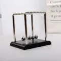 Detalle de un péndulo de Newton plateado, modelo físico de energía cinética. - Estilo cuadrado pequeño / 9*7.5*9.5cm / Base negra