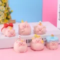 Set de lindas figuritas de cerdo de resina rosa con varios sombreros de fiesta y adornos - Serie de Cerdos Zhu Ni Kuai Le / Uno Al Azar