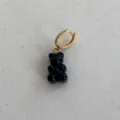 Orecchino a pendente orsetto nero in resina con ciondolo a cerchio in zircone dorato - Stile Orso / Pezzo Singolo / Nero