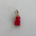 Affascinante orecchino a cerchio con orsetto gommoso rosso e zirconi lucenti in finitura oro - Stile Orso / Pezzo Singolo / Rosso