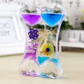 Detailansicht der herzförmigen zweifarbigen Sanduhr mit violetten und blauen Öltropfen - Doppelherz Windmühle / Blau + Lila