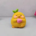 Süße gelbe Kükenfigur aus Harz mit rosa Herz für eine niedliche Desktop-Dekoration zu Hause. - Dekofiguren / Süße Küken Party C