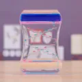 Détail macro d'un barboteur à mouvement liquide bicolore créatif avec gouttes d'huile bleues - Bleu Rose