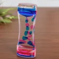 Primer plano de burbujeador de movimiento líquido bicolor con gotas de aceite azul y rosa - Azul y Rosa