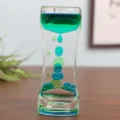 Vista detallada de un temporizador de movimiento líquido con gotas de aceite de color - Cian