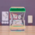Vue détaillée d'un jouet créatif à mouvement liquide bicolore avec gouttes bleues - Bleu sarcelle