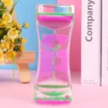 Gros plan d'un barboteur de mouvement liquide bicolore décoratif en acrylique rose et vert - S / Rose et Vert