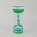 Vue détaillée d'un sablier à bulles liquides bicolores en acrylique vert et bleu. - S / Bleu sarcelle
