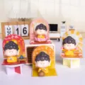 Set van vier schattige cartoon Boeddha beelden op decoratieve acryl standaards. - Zen Kleine Boeddha (Set van 4) / Ornament (Set of 4) / Geel