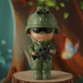 Detailaufnahme einer kreativen Sondereinsatz-Soldatenfigur aus Harz in Camouflage. - Chibi Soldat Mit Gewehr (JM8263-2) / 10.5x5.5x5.5cm