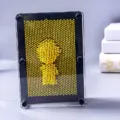 Jouet sculpture 3D Clone Pin Art avec épingles jaunes dans un cadre en acrylique - L / Jaune