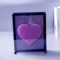 Tableau d'art à épingles 3D avec des épingles en plastique violettes formant un cœur - L / Rose