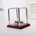 Péndulo de Newton clásico, juguete de escritorio con base roja y marco cromado - Estilo cuadrado pequeño / 9*7.5*9.5cm / Base Roja