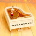 Detailansicht einer weißen Klavier-Spieluhr mit rotierender Ballerina auf Holzfläche. - Klein (Mit Mädchen) / Weiß