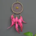 Capteur de rêves rose fait main avec plumes et perles dorées pour décoration murale - Rose