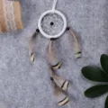 Acchiappasogni bianco fatto a mano con piume e perline per decorazione murale dettagli. - Mini acchiappasogni bianco