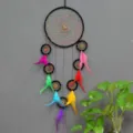 Kleurrijke dromenvanger wanddecoratie met meerdere ringen en levendige veren voor thuis. - 20cm / Kleurrijke dromenvanger