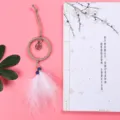 Handgemachter Mini Traumfanger Autoanhanger mit Pentagramm Anhanger und weissen Federn. - Hanffarbe