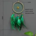 Détail d'un attrape-rêves en plumes vertes avec dimensions 11 cm de diamètre et 40 cm de long - Vert