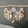 Vue détaillée d'un bel attrape-rêves bohème fait main avec des plumes et de la dentelle. - Chameau / Bâton en bois 50 cm * 50 cm