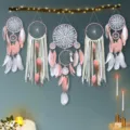 Boho ονειροπαγίδα τοίχου με πούπουλα και φούντες, ιδανική για ζεστή και κομψή διακόσμηση σπιτιού. - Ροζ