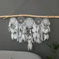 Détail d'attrape-rêves crocheté main, avec plumes blanches et déco murale en branche. - Blanc / Bâton en bois 50 cm * 50 cm