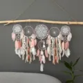 Attrape-rêves mural bohème fait main avec plumes et pompons pour décoration intérieure. - Rose / Bâton en bois 50 cm * 50 cm