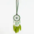 Gros plan d'un pendentif attrape-rêves ethnique vert avec des plumes et perles - Vert Militaire