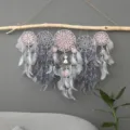 Attrape-rêves mural en plumes fait main pour décoration d'intérieur confortable. - Vieux rose