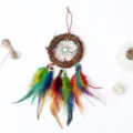 Attrape-rêves mural de style indien avec plumes colorées et perles en bois pour la déco. - 12cm / Capteur de Rêves Arc-en-Ciel