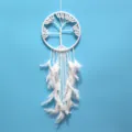 Capteur de rêves arbre de vie blanc avec plumes suspendues vue détaillée - 19cm / Arbre de vie